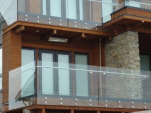Стеклянное балконное ограждение – стиль, эстетика, надежность